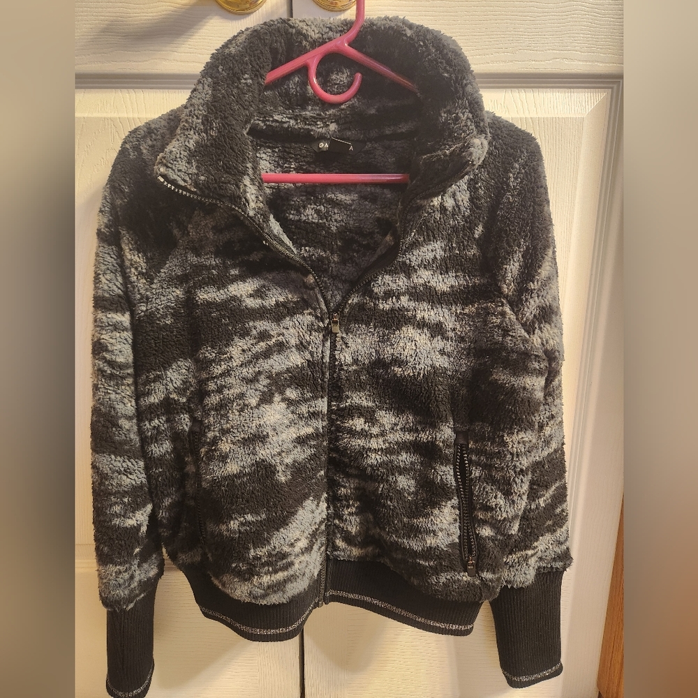 Athleta Tugga Sherpa jacket, size M, black and gray with sparkle detail.